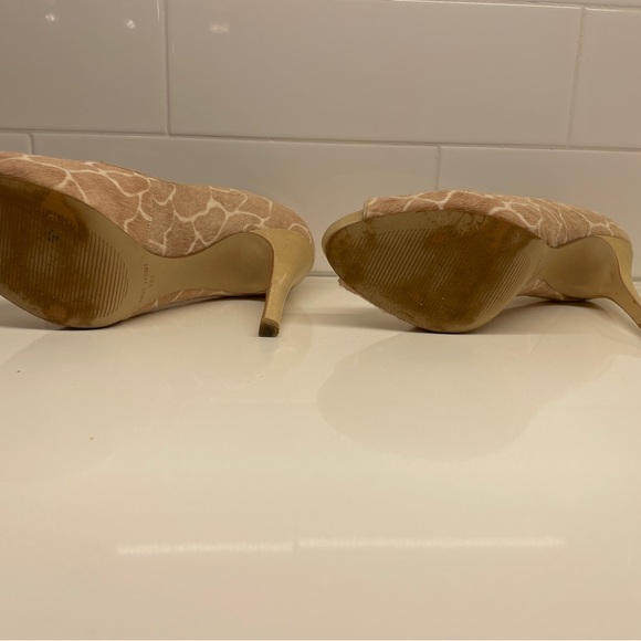 Women’s Nine West stiletto open toe cowhide shoe. Size 7 1/2. Beige & Brown - Picture 6 of 7